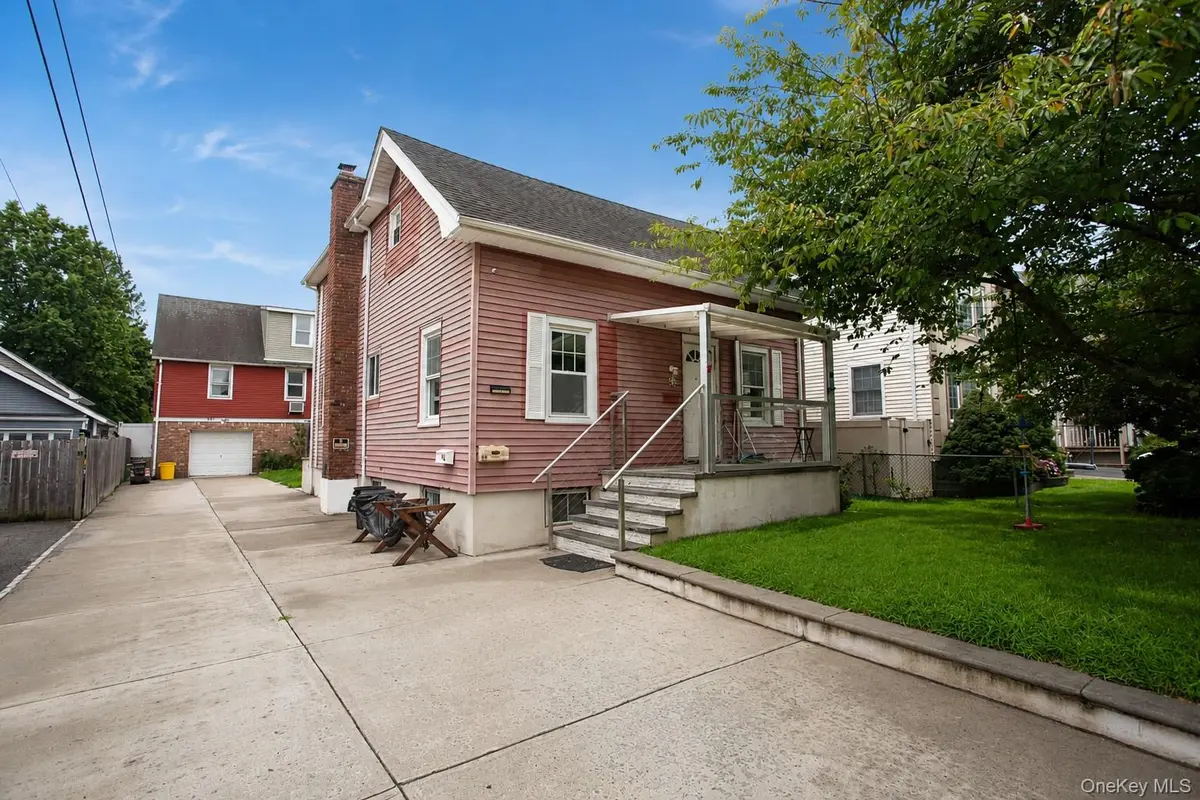 55 Centre ST, Woodmere, NY 11598