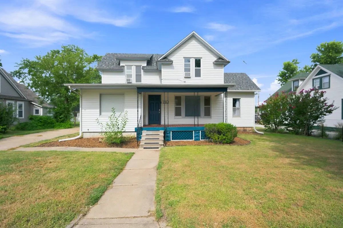 130 S 8th St, Conway Springs, KS 67031