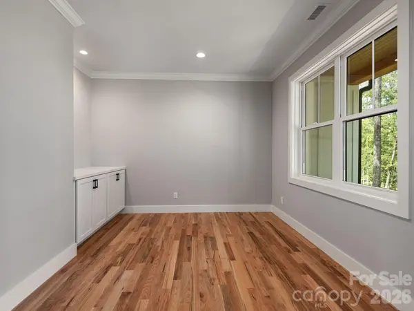 20 Nature Walk LN, Hendersonville, NC 28739