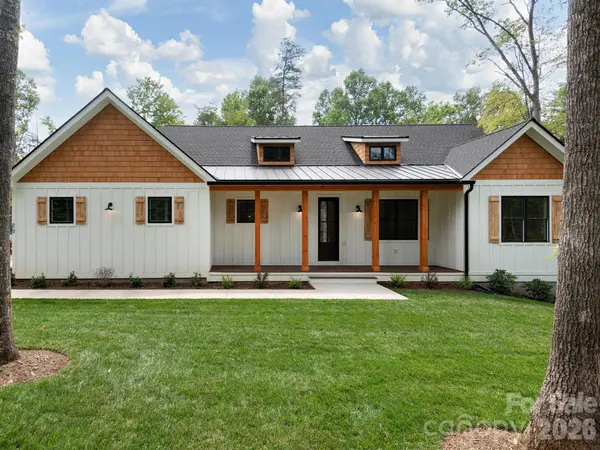 20 Nature Walk LN, Hendersonville, NC 28739