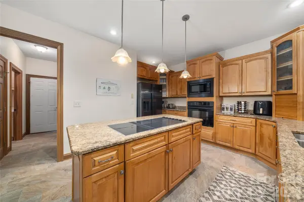 176 Hemlock LN, Lake Lure, NC 28746
