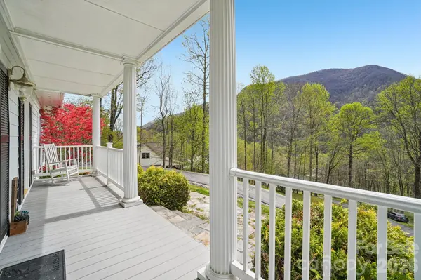 302 Davy Crockett DR, Maggie Valley, NC 28751