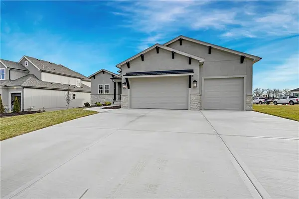 15411 W 161st TER, Olathe, KS 66062