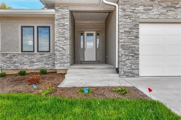 3916 SW Flintrock DR, Lee's Summit, MO 64082