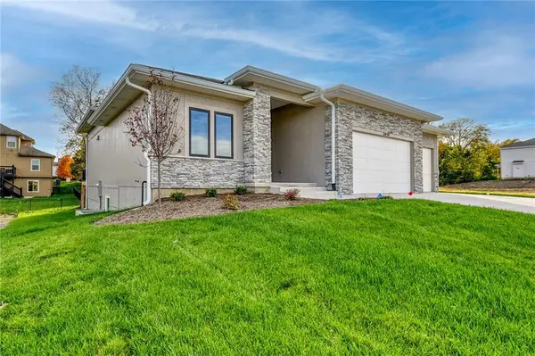 3916 SW Flintrock DR, Lee's Summit, MO 64082