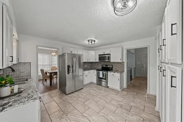901 NW Springwood DR, Blue Springs, MO 64015