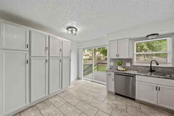 901 NW Springwood DR, Blue Springs, MO 64015