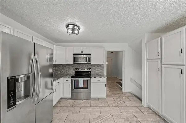 901 NW Springwood DR, Blue Springs, MO 64015