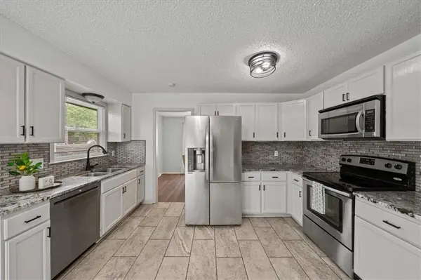 901 NW Springwood DR, Blue Springs, MO 64015