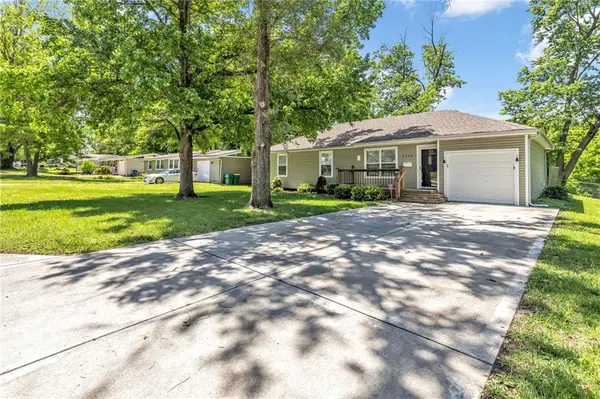 5702 N Highland AVE, Kansas City, MO 64118
