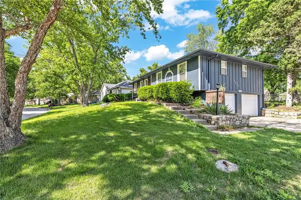 2020 SW Morningside DR, Blue Springs, MO 64015
