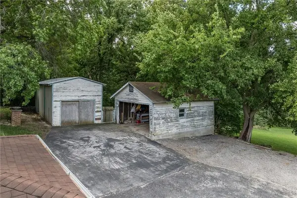2716 Cook RD, St Joseph, MO 64505