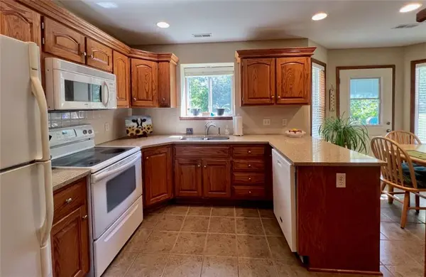 3807 Hunters Hill DR, Lawrence, KS 66049