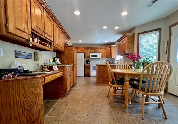 3807 Hunters Hill DR, Lawrence, KS 66049