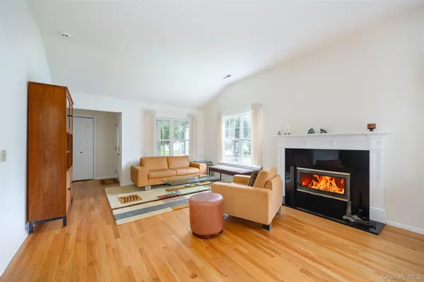 28 Tall Tree LN, Poughkeepsie, NY 12601