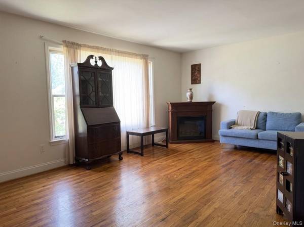 19 North LN, Glen Cove, NY 11542