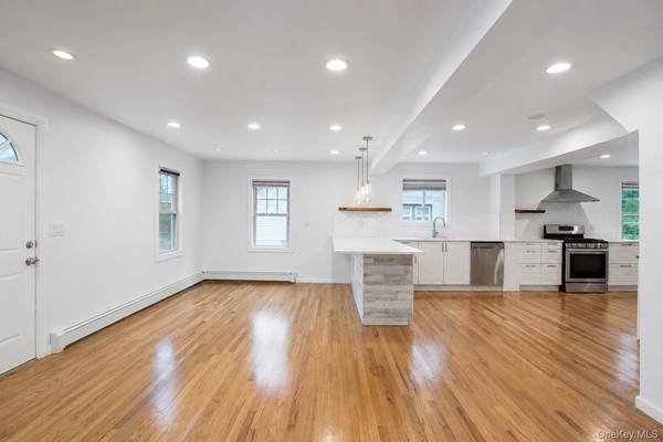 55 Centre ST, Woodmere, NY 11598