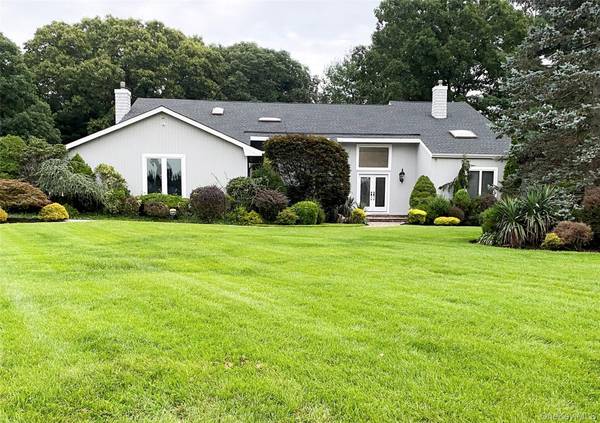 4 Laurelwood CT, Dix Hills, NY 11746