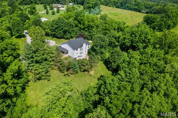 4 Hahn Estate RD, Winfield, MO 63389