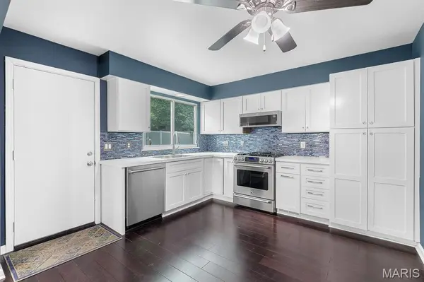 11 Victoria SQ, St Peters, MO 63376