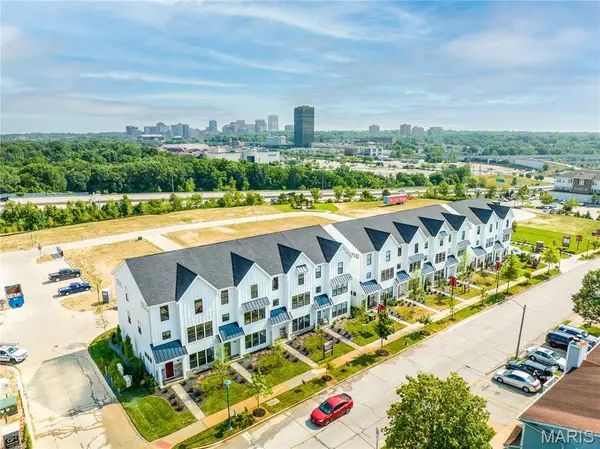 8918 Gateway Heights AVE E #82-502, Richmond Heights, MO 63144