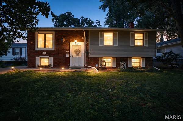 137 Huntleigh Forest DR, Kirkwood, MO 63122