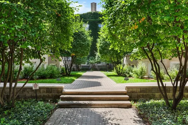 867 W Cornelia AVE #1, Chicago, IL 60657