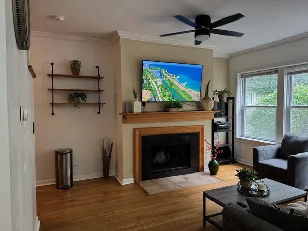 867 W Cornelia AVE #1, Chicago, IL 60657