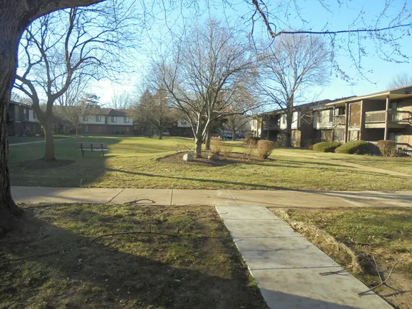 566 Somerset LN #2, Crystal Lake, IL 60014