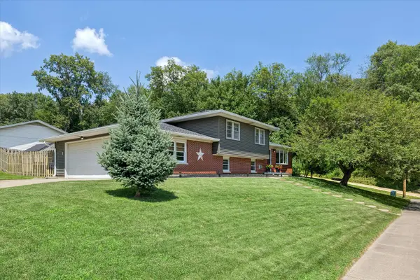 702 15th AVE NW, Clinton, IA 52732
