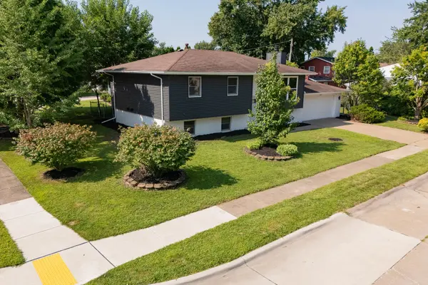 1955 Danbury DR, Bettendorf, IA 52722
