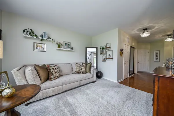 184 Birch LN, St. Charles, IL 60175