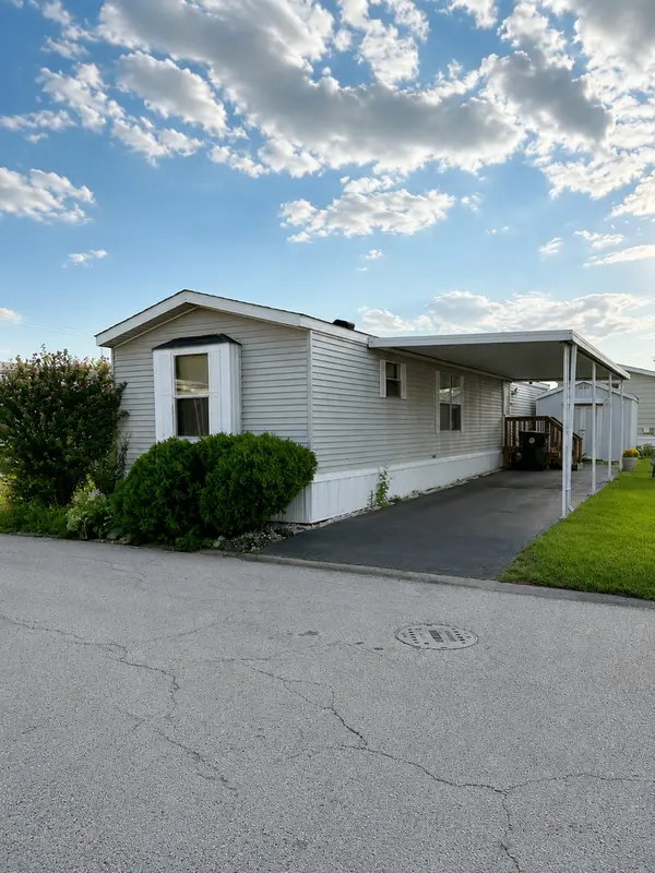 27W370 Geneva RD #124, West Chicago, IL 60185