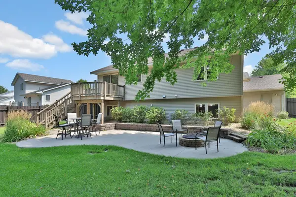1098 Heather DR, Woodbury, MN 55129