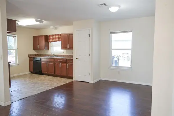 913 SW 16th ST, Moore, OK 73160