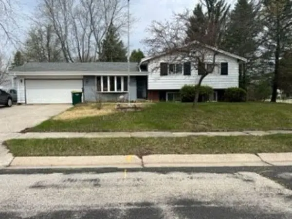 500 W HOLLYBROOK LN, Saukville, WI 53080