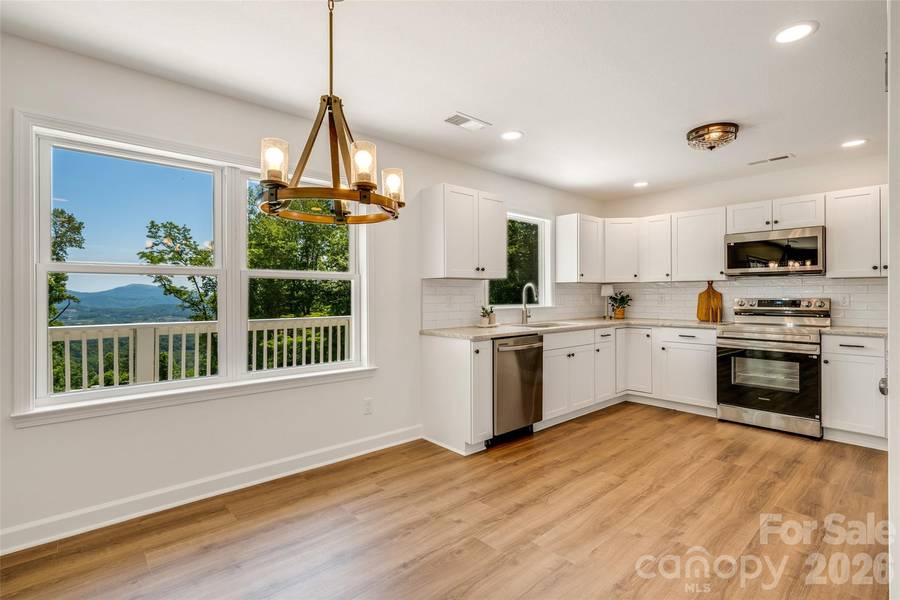 69 Milburn LN, Hendersonville, NC 28792