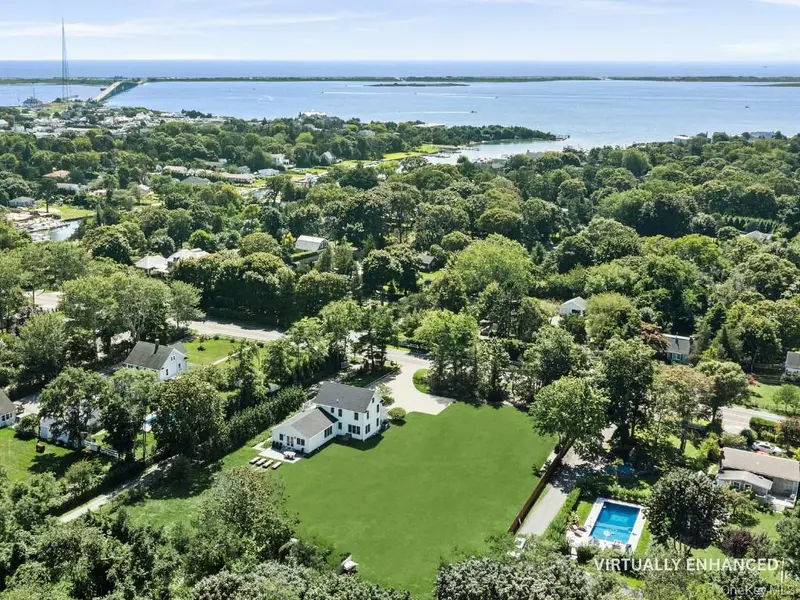 11 Shinnecock RD, Hampton Bays, NY 11946