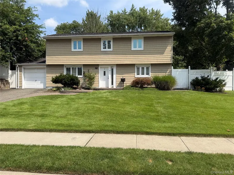 4 E Park DR, Old Bethpage, NY 11804
