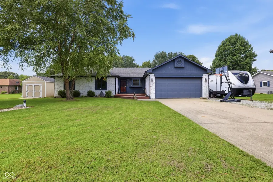 1018 Kingsway DR, Avon, IN 46123