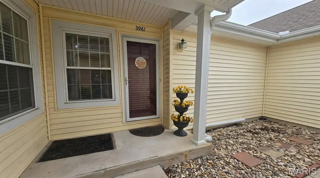 3961 Grand National DR, Florissant, MO 63034