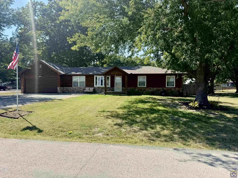 208 Willow LN, Perry, KS 66073