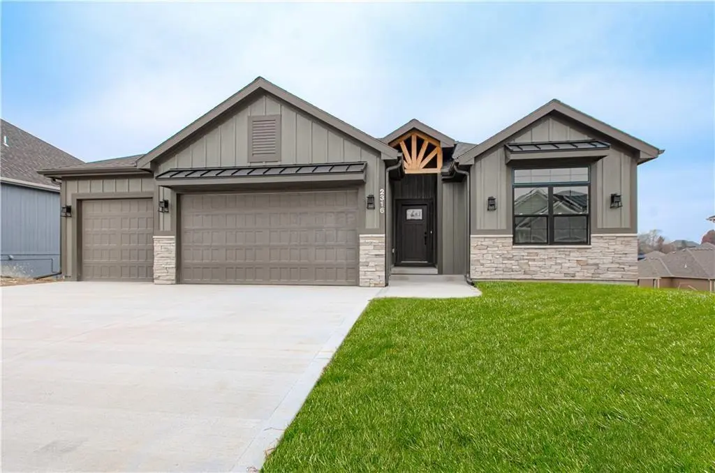 2316 Larkspur LN, Kearney, MO 64060