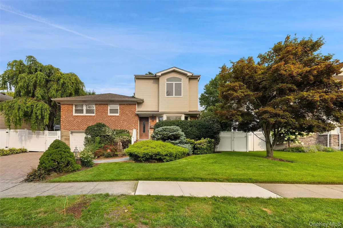 26 Kathleen DR, Syosset, NY 11791