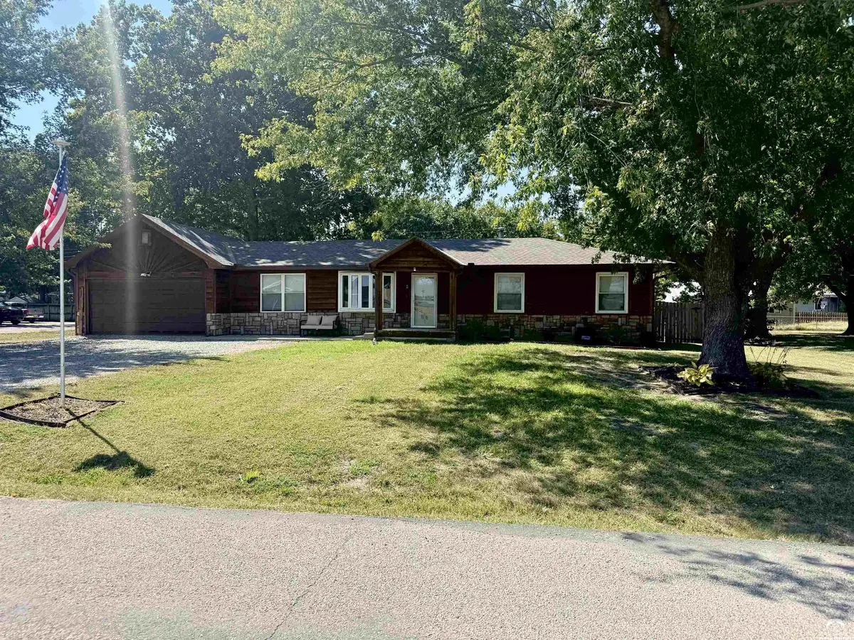 208 Willow LN, Perry, KS 66073