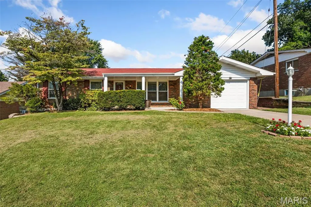 109 Meadowlark LN, St Charles, MO 63301