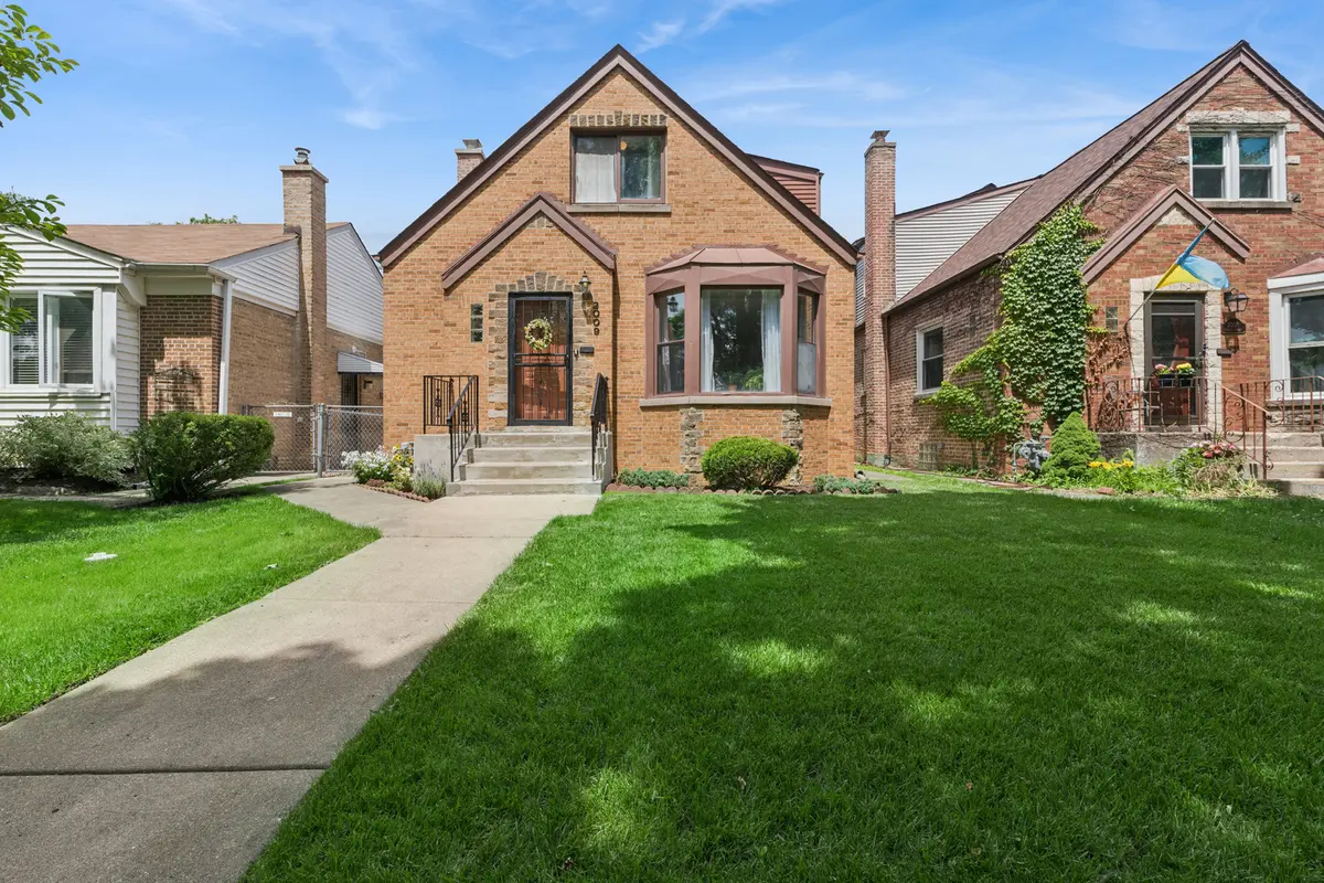 2009 Keeney ST, Evanston, IL 60202