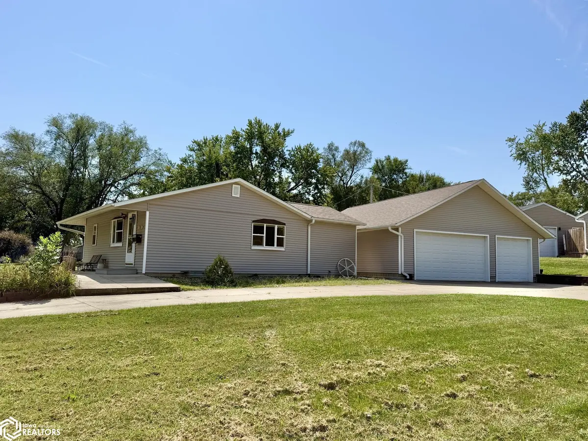 701 E 27th ST, Newton, IA 50208