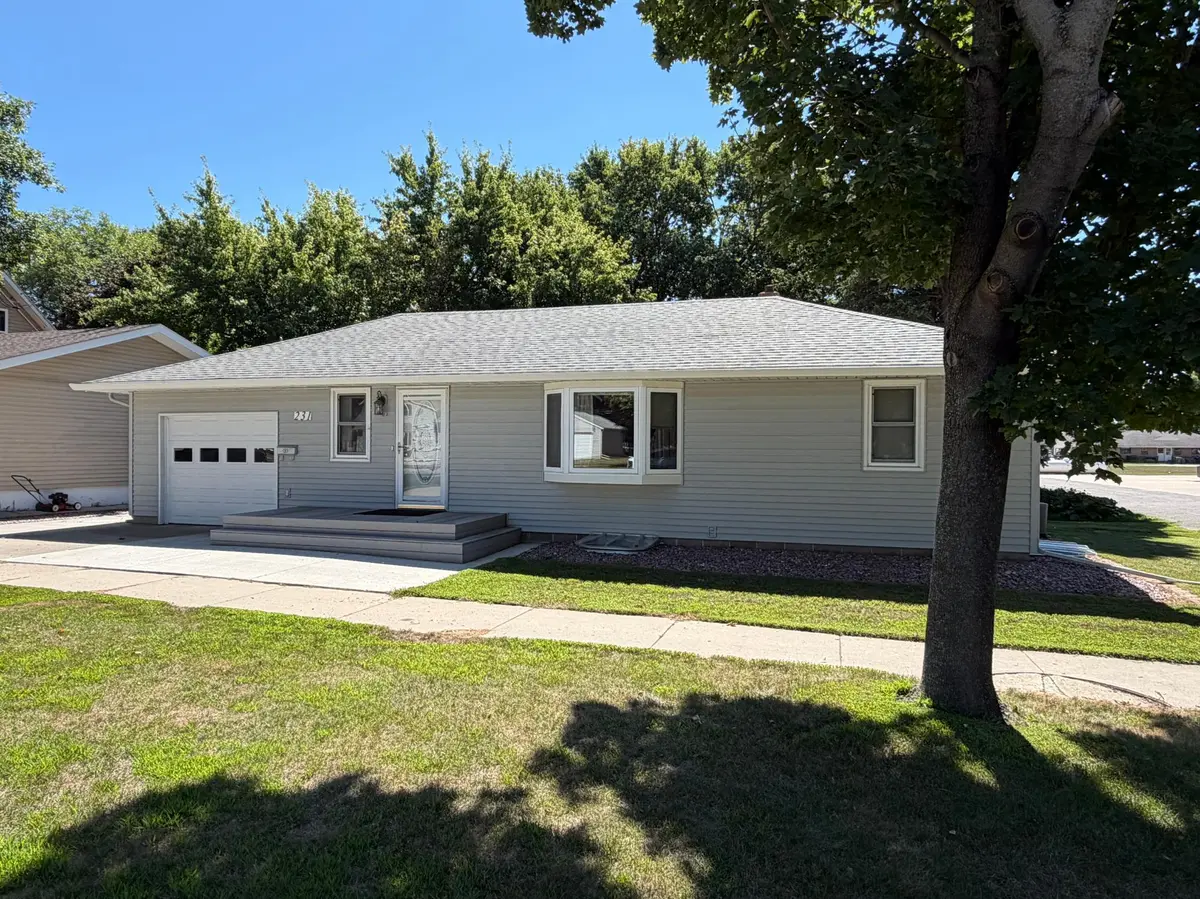 231 Elizabeth ST E, Edgerton, MN 56128