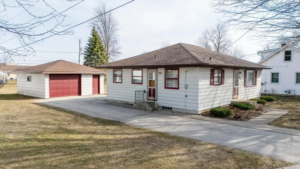 328 N NASH ST, Hortonville, WI 54944